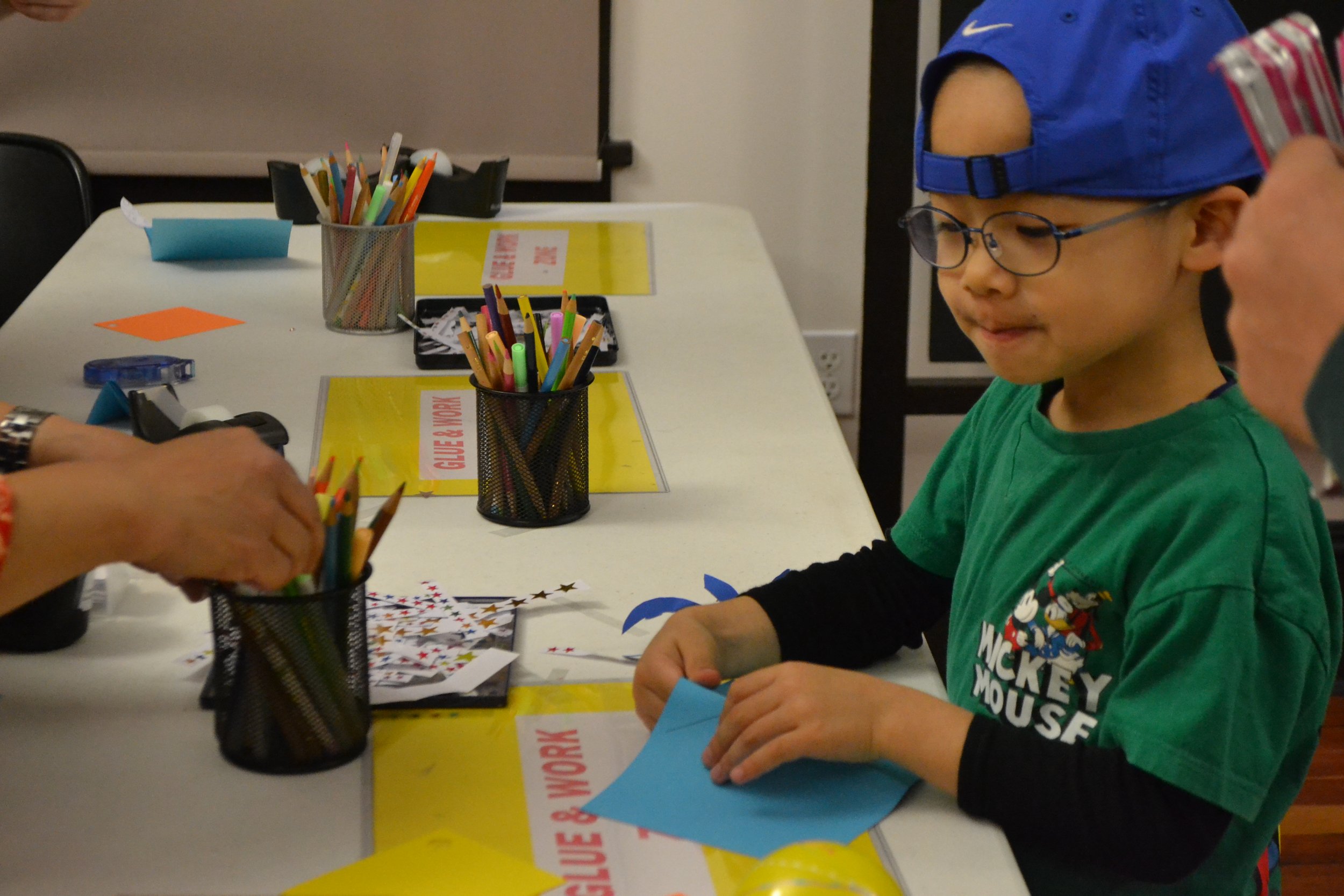  Children writing messages for  Keiro no Hi , at 2023’s   Kodomo no Hi   festival. 